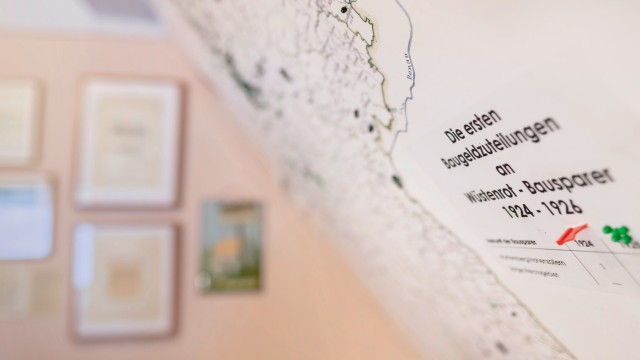 Abbildung einer an die Wand gezeichneten Grafik der erste Baugeldzuteilungen zwischen 1924 und 1926