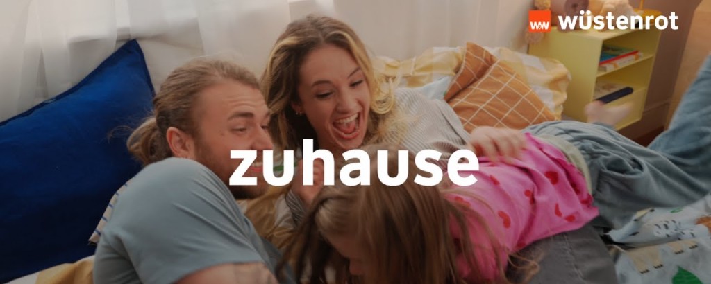 Junge BIPoC-Frau mit kleinem Kind auf dem Arm schaut selbstbewusst in die Kamera