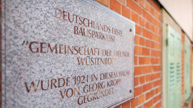 Andenktafel an der Georg Kropp Wohnhaus-Fassade mit der Aufschrift Gemeinschaft der Freunde Wüstenrot wurde 1921 in diesem Hause von Georg Kropp gegründet