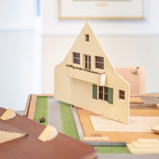 Front eines Modellhauses aus Holz