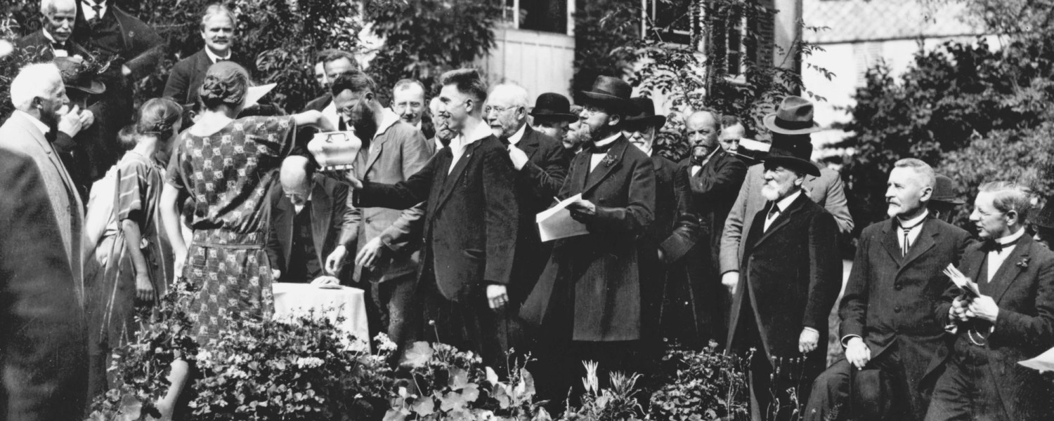 Schwarz-Weiß-Fotografie, Georg Kropp bei der ersten Bausparer-Zuteilung via Suppentopf